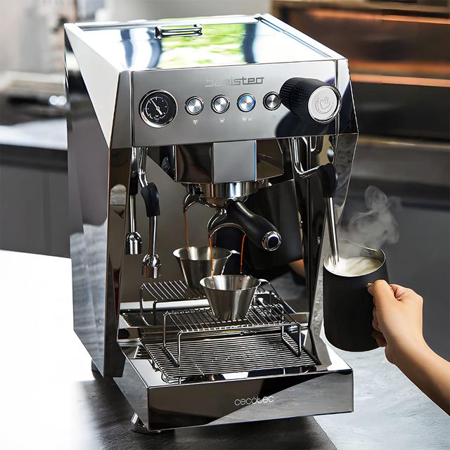 Baristeo Brava Extracción perfecta y crema densa: máquina profesional con pre-infusión ajustable, bomba de 15 bares, caldera doble, y 4 vaporizadores para un café y espuma irresistibles en cada taza.